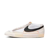 Championes Nike Blazer Low Pro Club para hombre, color blanco con detalles en negro y naranja.
