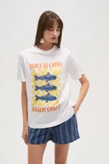 Remera blanca de algodón con cuello redondo y mangas cortas. Estampado frontal con diseño de peces azules sobre fondo a cuadros amarillos y texto "Isola di Capri" y "Amalfi Coast".