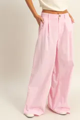 Pantalón palazzo color beige de tiro alto con pinzas y pierna ancha.
