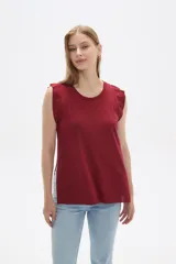 Remera color borgoña de viscosa con cuello redondo y mangas con volados.