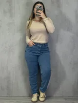 Pantalón de jean celeste de corte recto y tiro alto.