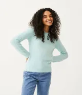 Buzo de punto color celeste, con cuello redondo y mangas largas.