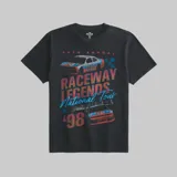 Remera negra de algodón con cuello redondo y mangas cortas. Estampado frontal con diseño de autos de carrera y texto "Raceway Legends National Tour".