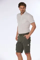 Bermuda cargo azul marino con cinto, confeccionada en 98% algodón y 2% spandex. Presenta bolsillos laterales tipo cargo con solapa y botón.