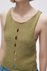 Musculosa celeste de tejido de punto con escote redondo y aberturas frontales.