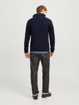 Sweater de punto con cuello alto y cierre metálico a la mitad del pecho. Tejido con diseño de trenzas y rombos.