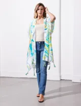 Kimono tejido con estampado abstracto en tonos azul, amarillo y blanco. Tiene mangas amplias estilo japonés y terminación de ruedo con borlas.
