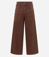 Pantalón marrón de jeans, corte wide leg cropped, con cintura media, trabillas, cierre con botón y cremallera, y bolsillos traseros.