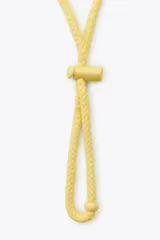 Gorro tipo bucket amarillo con bordado de flores y cordón ajustable.