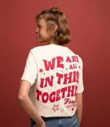 Remera blanca de algodón con cuello redondo y mangas cortas. Estampa pequeña "HSM Social Club" en el pecho y estampa grande "We Are All In This Together" en la espalda.