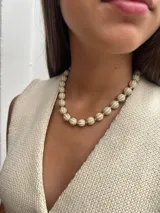 Collar corto de múltiples hilos con cuentas de cerámica esmaltada de colores y detalles dorados.