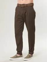 Pantalón bombacha de sarga color marrón con pinzas y cinturón marrón.