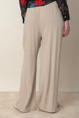 Pantalón ancho color beige de lino y rayón, con cintura elastizada ajustable con cordón y bolsillos laterales.