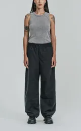 Musculosa gris de tela morley con corte ajustado.