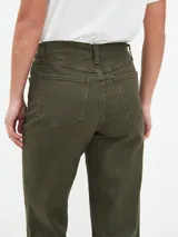 Pantalón jean de corte recto color verde oliva, con tiro alto y bolsillos delanteros y traseros.