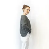 Sweater de punto color gris con mangas largas y corte holgado.