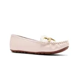 Mocasín color blanco con detalle de hebilla dorada en el empeine y suela marrón.