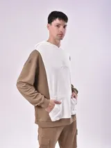 Canguro marrón con capucha y panel frontal blanco con estampado de palmera y texto.