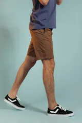 Bermuda color beige de corte recto.