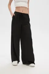Pantalón ancho de poliéster y viscosa con estampado multicolor y calce alto.