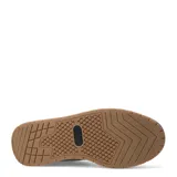 Zapatillas deportivas acordonadas color blanco con suela marrón.