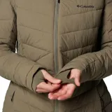 Campera Columbia Joy Peak II Mid para mujer, color verde oliva, con capucha forrada en polar y cierre frontal con cremallera. Cuenta con tecnología termorreflectante Omni-Heat Infinity, repelente al agua Omni-Shield y aislamiento Thermarator de poliéster reciclado. Tiene bolsillos laterales con cremallera y puños con orificios para los pulgares.