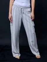 Pantalón cargo de lino color blanco, marca Marissa Olivia. Tiene pretina ancha elastizada con lazo de ajuste, bolsillos inclinados delanteros y bolsillos laterales con botón.