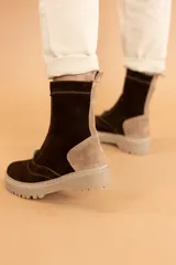 Bota de caña media color chocolate y beige, con cierre frontal y suela track.