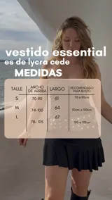 Vestido corto negro sin mangas, confeccionado en jersey de lycra con delantera doble.