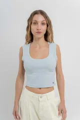 Musculosa corta color gris jaspeado, con cuello cuadrado y tirantes anchos.