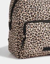 Mochila negra de tela deportiva con bolsillo frontal con cierre, correas regulables, manija superior, cierre superior y tag de goma.