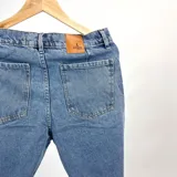Jean azul de corte baggy con cintura elastizada y bolsillos laterales.