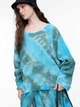 Blusa celeste y gris con estampado tie-dye, de corte holgado y mangas largas.