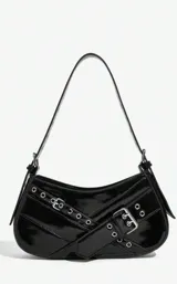 Cartera mini de cuero negro con detalles metálicos y cierre lateral.