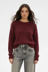 Sweater de viscosa color bordó, liso, de corte al cuerpo y cuello redondo.