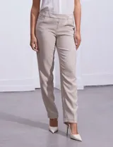Pantalón blanco de gabardina elastizada, marca Zac & Rachel, con bolsillos delanteros y traseros.