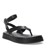 Sandalia negra con pulsera tobillera y plataforma baja.