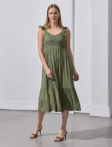 Vestido midi verde oliva de crepe con breteles fruncidos y detalle de crochet en la parte superior.