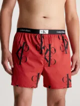 Bóxer rojo de algodón con estampado del logo de Calvin Klein en negro. Cintura elástica negra con logo de la marca en blanco.