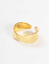 Anillo dorado de acero quirúrgico hipoalergénico con diseño de sol.