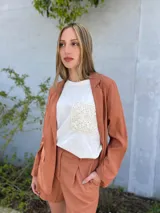 Remerón blanco de algodón con bolsillo de crochet en el pecho.