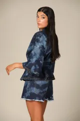 Kimono de mezclilla con efecto tie-dye, mangas 3/4 y cinturón desmontable.