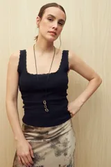 Musculosa blanca de algodón con escote cuadrado y detalle de encaje en el borde.