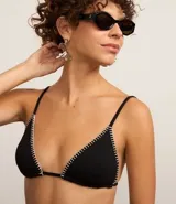 Top de bikini triangular fruncido negro con pespuntes blancos en contraste.