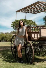 Conjunto de short y chaleco a rayas verticales blancas y negras. El short es de tiro alto con corte cruzado y el chaleco es crop con botones.