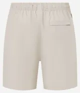 Bermuda color beige con cintura elástica ajustable con cordón negro, bolsillos laterales y logo bordado en la parte inferior de la pierna derecha.