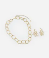 Conjunto de collar y aros dorados con diseño floral y detalle martillado. El collar es de cadena gruesa con eslabones ovalados texturizados. Los aros son con forma de flor calada.