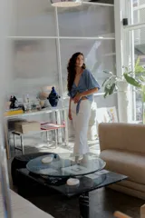 Falda midi de denim blanco, tiro alto, con abertura frontal pronunciada.