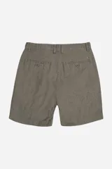 Bermuda tipo china confeccionada en una mezcla de lino y algodón en color beige. Presenta bolsillos laterales, bolsillos traseros de ojal, presillas para cinturón y cierre frontal con botón y cremallera.