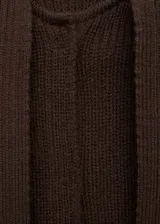Abrigo marrón de tejido de punto de canalé con cuello bufanda, cierre de botones en la parte delantera y diseño recto sin mangas.